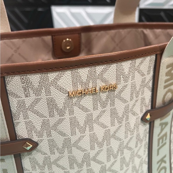 MICHAEL Michael Kors Maeve Large Logo
Monogram Open Tote Vanilla. NWT - Picture 6 of 9